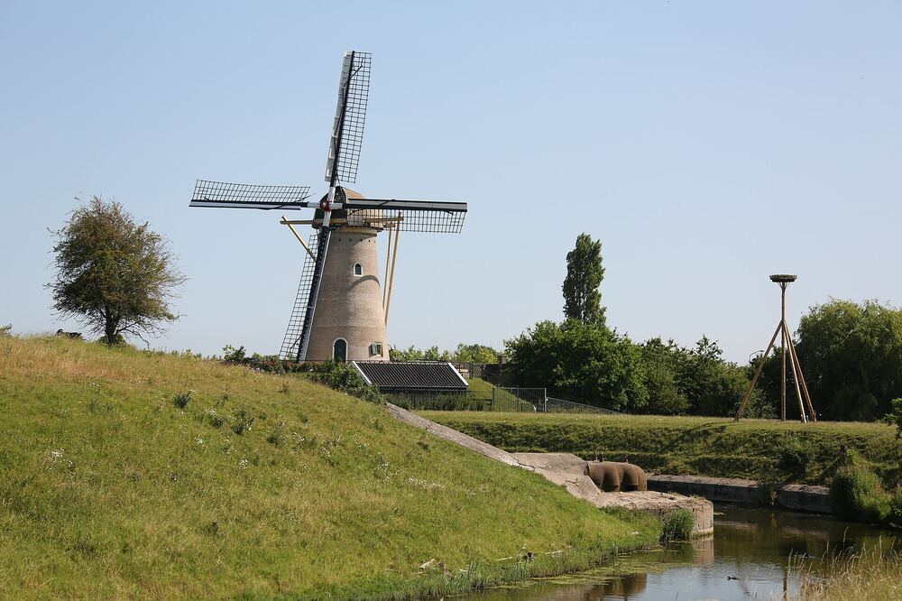 Een molen aan het water op het terrein van het Fort bij Hoofddorp