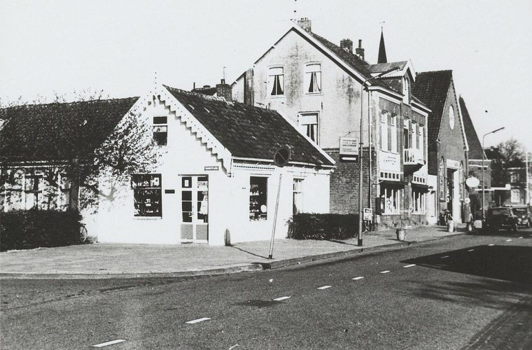 Bezoekers op Marktplein Hoofddorp kopen verse streekproducten van marktkramen op donderdagochtend